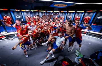 Los jugadores de la selección española festejan en el vestuario la clasificación para las semifinales de la Eurocopa.