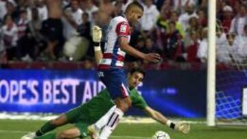 Mariño intenta frenar a El Arabi.