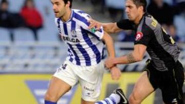 <b>INDISPENSABLE. </b>Xabi Prieto protege el balón en un partido de la Real contra el Levante.