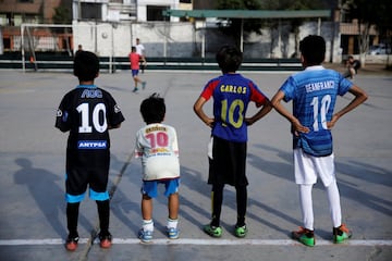 Maria Angelica Ramos a sus 92 años de edad, sigue entrenando a jovenes y niños en el distrito de Los Olivos en Lima, con la misma ilusión desde hace más de 40 años.