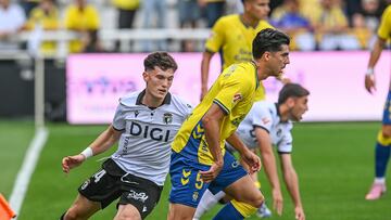 Partido entre el Burgos CF y la UD Las Palmas celebrado en el estadio de ‘El Plantío’.
David González del Burgos, y E. Clemente de Las Palmas
07-09-2025 - Ricardo Ordóñez