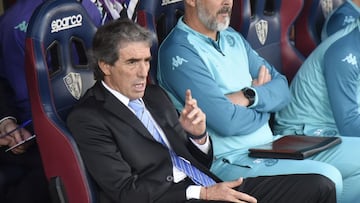 Almada, entrenador del Real Valladolid, en Huesca.