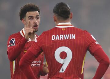 Liverpool (United Kingdom), 26/12/2024.- Curtis Jones (L) of Liverpool talks to his teammate Darwin Nunez during the English Premier League soccer match between Liverpool FC and Leicester City FC, in Liverpool, Britain, 26 December 2024. (Reino Unido) EFE/EPA/ADAM VAUGHAN EDITORIAL USE ONLY. No use with unauthorized audio, video, data, fixture lists, club/league logos, 'live' services or NFTs. Online in-match use limited to 120 images, no video emulation. No use in betting, games or single club/league/player publications.
