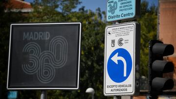 Un cartel indica la zona de bajas emisiones 360 del Distrito Centro, a 17 de septiembre de 2024, en Madrid (España). El Tribunal Superior de Justicia de Madrid (TSJM) ha anulado las Zonas de Bajas Emisiones de la capital al considerar, entre otras cuestiones, que se da una "patente insuficiencia del informe de impacto económico" de las medidas adoptadas en la Ordenanza municipal. La sentencia anula concretamente aquellas partes de la Ordenanza por las que se definen el ámbito de la Zona de Bajas Emisiones (ZBE) en todo el municipio de Madrid; y las que establecen las dos Zonas de Bajas Emisiones de Especial Protección (ZBEDPE) de "Distrito Centro" y "Plaza Elíptica".
17 SEPTIEMBRE 2024;CERO EMISIONES;TJM TRIBUNAL;JUSTICIA
Fernando Sánchez / Europa Press
17/09/2024