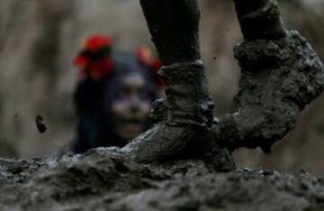 La carrera Tough Guy, se celebra desde 1987 en Inglaterra y desafía a sus participantes a recorrer 15km llenos de los obstáculos, donde hasta los más expertos se quedan en el camino. 