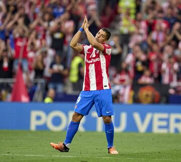 Luis Suárez agradece a la afición. 