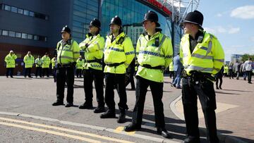 La Polic&iacute;a de Manchester antes del partido.