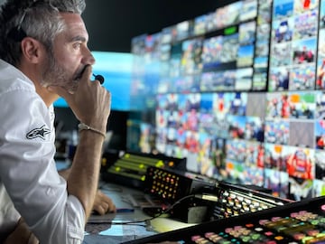 Enrique Sierra en el control de realización de MotoGP.