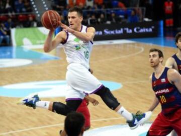Nemanja Nedovic y V¨ªctor Claver.