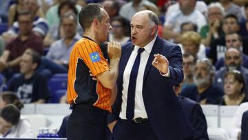 Pablo Laso hablando con el árbitro del Real Madrid- Morabanc Andorra.