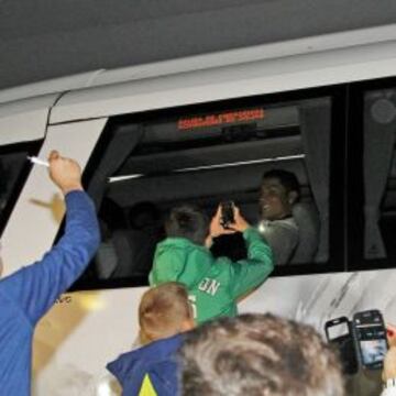 El Madrid tuvo un caluroso recibimiento en Valencia. Unos 200 aficionados dieron la bienvenida a los blancos en el aeropuerto de Paterna y otro centenar más les recibió en el hotel. Algunos jugadores como Cristiano y Pepe se pararon a firmar autógrafos.