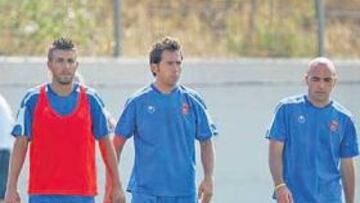 <b>CON SUS ÍNTIMOS. </b>Luis García estuvo ayer rodeado de Iván de la Peña y Raúl Tamudo en la sesión.