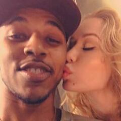 Azalea exige a Young pasar por un detector de mentiras