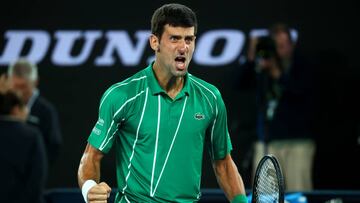 Novak Djokovic celebra su victoria ante Domini Thiem en la final del Open de Australia 2020.