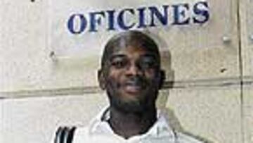 No dudó en posar a la antigua usanza con el escudo del club