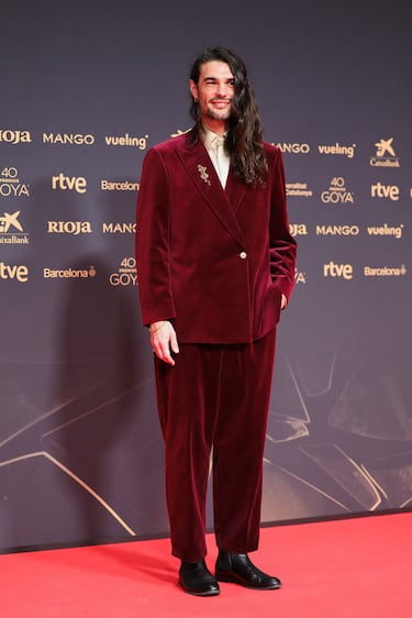 El director Oliver Laxe posa en la alfombra roja de la 40º edición de los Premios Goya.