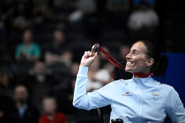 La nadadora española consigue la medalla de bronce en los 50 metros espalda y alcanza así las 28 de Michael Phelps.