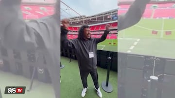 René Higuita visita Wembley, donde inmortalizó el escorpión.