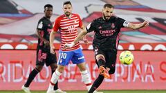 Benzema, delantero del Real Madrid, en el partido contra el Granada en Los C&aacute;rmenes.