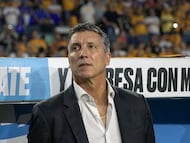 MEX6089. MONTERREY (MEXICO), 25/05/2023.- El entrenador de Tigres, Robert Dante Siboldi reacciona previo al juego por la final de ida del torneo Clausura 2023 de la Liga MX contra el Guadalajara hoy, en el estadio Universitario, en Monterrey, Nuevo León (México). EFE/Antonio Ojeda