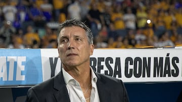 MEX6089. MONTERREY (MEXICO), 25/05/2023.- El entrenador de Tigres, Robert Dante Siboldi reacciona previo al juego por la final de ida del torneo Clausura 2023 de la Liga MX contra el Guadalajara hoy, en el estadio Universitario, en Monterrey, Nuevo León (México). EFE/Antonio Ojeda
