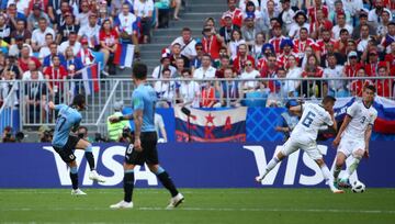 El disparo de Laxalt desde la frontal lo desvió Cheryshev y marcó el propia puerta el 2-0.