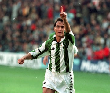 Icono de Las Palmas a caballo entre las d谷cadas de los 80 y comienzos de la siguiente, pasada por ser un mediocentro de pura clase. En 1992 se march車 cedido al Tenerife, y despu谷s hizo carrera en el Betis, donde ha ejercido de todo despu谷s de sus siete temporada como futbolista all赤. Se retir車 en el Universidad, en su isla natal.