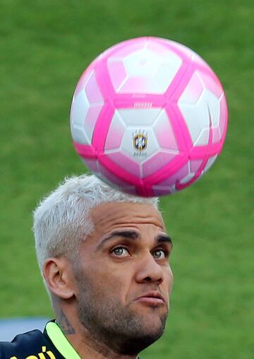 Neymar se divierte junto a Dani Alves jugando al Teqball