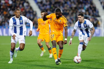 Haller y Miguel presionan a Rudiger ante el Real Madrid. 