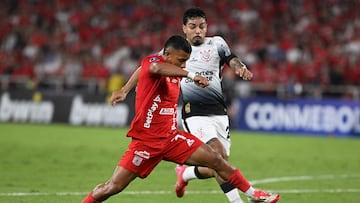 America de Cali's forward #07 Cristian Barrios (L) and Corinthians' defender #21 Matheus Bidu fight for the ball during the Copa Sudamericana group stage football match between Colombia's America de Cali and Brazil's Corinthians at the Olimpico Pascual Guerrero stadium in Cali, Colombia, on April 8, 2025. (Photo by JOAQUIN SARMIENTO / AFP)