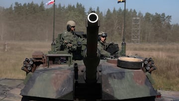 Polish soldiers ride the Abrams M1A1 FEP tank during trial drills prior to annual artillery show ‘Autumn Fire 23’ at a military range in Bemowo Piskie near Orzysz, Poland, September 16, 2023. REUTERS/Kacper Pempel