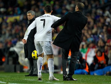 Pep Guardiola, por aquel entonces entrenador de Barcelona, se neg¨® a darle el bal¨®n al astro portugu¨¦s del Real Madrid, y este le propin¨® un empuj¨®n el cual provoc¨® una gran tangana.