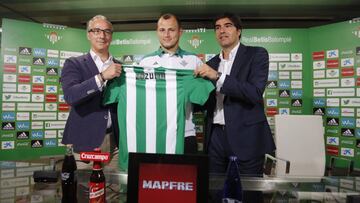 Zozulya, presentado por el Real Betis Balompi&eacute;.