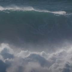 Las olas gigantes de la borrasca Eowyn en Nazaré