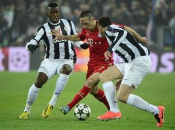 El mediocentro Franck Ribery controla el bal&oacute;n ante dos jugadores de la Juventus. 