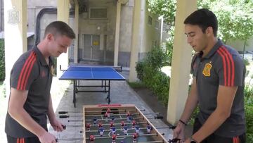 Eric y Sergio demuestran su talento con el futbolín: ¡jugones!