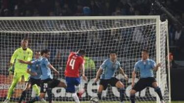 Isla remata sin marca. Cavani era el encargado de capturar "segundas pelotas" en el borde del área, pero había sido expulsado.