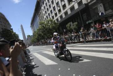 Aficionados saludan el paso de vehículos participantes en el Rally Dakar 2015.