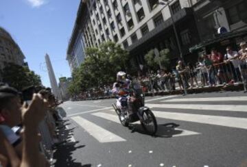 Aficionados saludan el paso de vehículos participantes en el Rally Dakar 2015. 