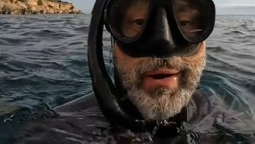 Un buzo se siente el más afortunado al tropezar con un delfín en la costa de Ibiza y acaba pidiendo ayuda: “Algo le pasa, en una hora van a su rescate”