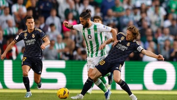 Soccer Football - LaLiga - Real Betis v Real Madrid - Benito Villamarin, Seville, Spain - December 9, 2023 Real Betis' Isco in action with Real Madrid's Luka Modric REUTERS/Marcelo Del Pozo