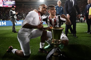 Paulo Dybala y Douglas Costa.