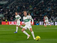 ELCHE (ALICANTE), 21/12/2025.- El centrocampista del Elche Marc Aguado en acción este domingo, durante el partido de la jornada 17 de LaLiga EA Sports, que disputan Elche CF y Rayo Vallecano en el Estadio Manuel Martínez Valero. EFE/ Pablo Miranzo