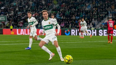 ELCHE (ALICANTE), 21/12/2025.- El centrocampista del Elche Marc Aguado en acción este domingo, durante el partido de la jornada 17 de LaLiga EA Sports, que disputan Elche CF y Rayo Vallecano en el Estadio Manuel Martínez Valero. EFE/ Pablo Miranzo