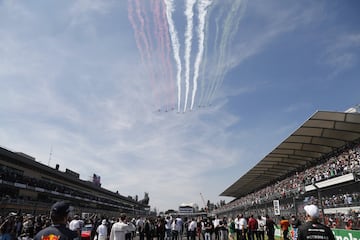 Formación de aviones con la bandera mexicana antes del comienzo de la carrera.