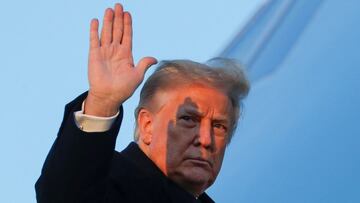 U.S. President Donald Trump waves as he boards Air Force One at Joint Base Andrews in Maryland, U.S., December 23, 2020. REUTERS/Tom Brenner     TPX IMAGES OF THE DAY