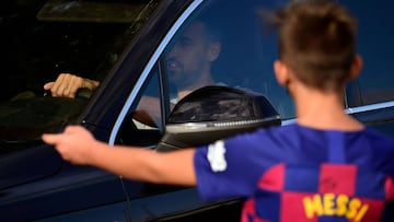 Un aficionado recibe a Busquets en la Ciutat Esportiva este domingo antes de someterse al test PCR. 