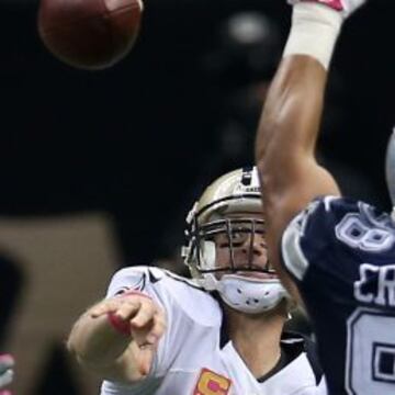 Tyrone Crawford trata de bloquear un lanzamiento de Drew Brees.