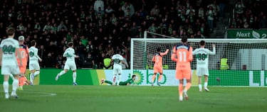 1-1. Gran pase al espacio para la carrera de Álvaro Rodríguez, que le gana la posición a Eric García, y en la salida de Joan García dispara con la izquierda, cruzado y raso para superar al portero del Barcelona.