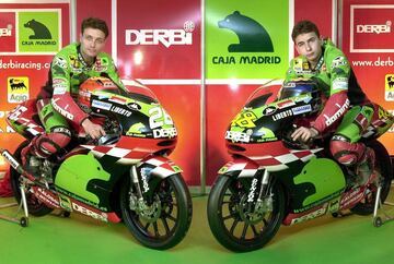 En la imagen junto a Emilio Alzamora, en la presentación de los pilotos oficiales de Derbi en la categoría de 125 cc. en 2003.